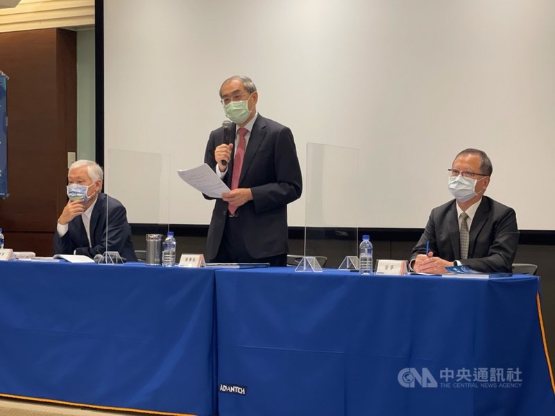 工業電腦廠研華19日舉辦股東常會,由董事長劉克振(中)主持,會中決議通過配發現金股利每股新台幣7.1元。中央社記者吳家豪攝 110年8月19日