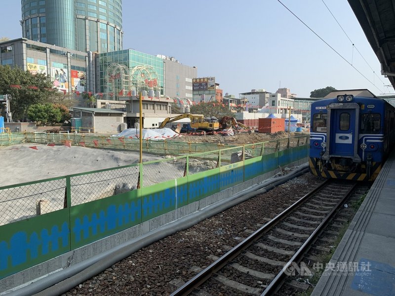 台南鐵路地下化工程施工中,但因抗爭延宕,完工日將從民國113年延到115年。中央社記者張榮祥台南攝 110年8月19日
