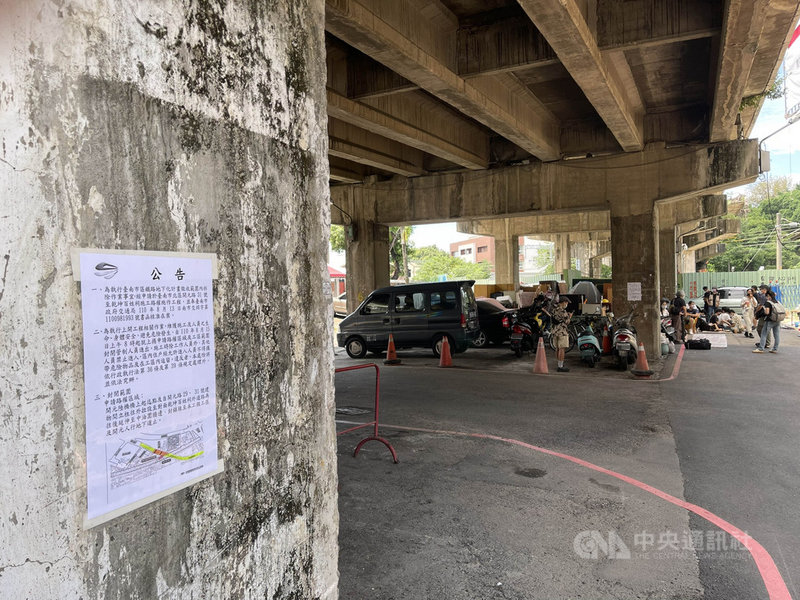 台南鐵路地下化工程全線僅剩北區2戶半拆戶未拆,鐵道局已貼出公告,明訂管制範圍。中央社記者張榮祥台南攝 110年8月19日