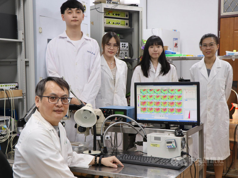 台灣師範大學生命科學專業學院特聘教授鄭劍廷(前左)研究團隊,發現從綠茶萃取的多酚兒茶素群,能抑制冠狀病毒複製,登上國際期刊。(台師大提供)中央社記者陳至中台北傳真 110年8月19日