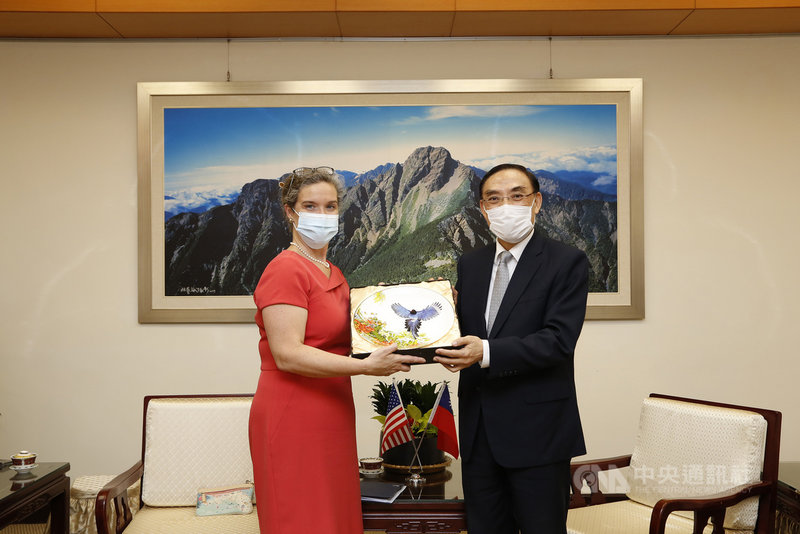 美國在台協會(AIT)處長孫曉雅(Sandra Oudkirk)(左)17日拜會法務部,由部長蔡清祥(右)親自接待,雙方互贈紀念禮品,並就就毒品查緝、洗錢防制、人權維護等議題進行深度討論。(法務部提供)中央社記者蕭博文傳真 110年8月19日