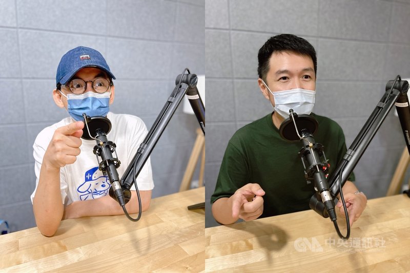 資深音樂DJ陳俊菖(右)和藝人黃子佼(左)攜手跨界挑戰Podcast音樂節目PLAY AGAIN,兩人全程戴口罩錄音。(PressPlay提供)中央社記者葉冠吟傳真 110年8月19日