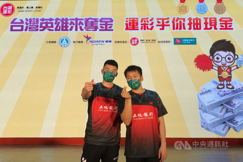 台灣羽球男雙組合「麟洋配」王齊麟(左)與李洋(右)在東京奧運摘金,接下來預計首場賽事是10月湯姆斯盃,王齊麟19日出席活動時表示,會將心態重新歸零,以挑戰者心態面對未來每場比賽。中央社記者黃巧雯攝 110年8月19日