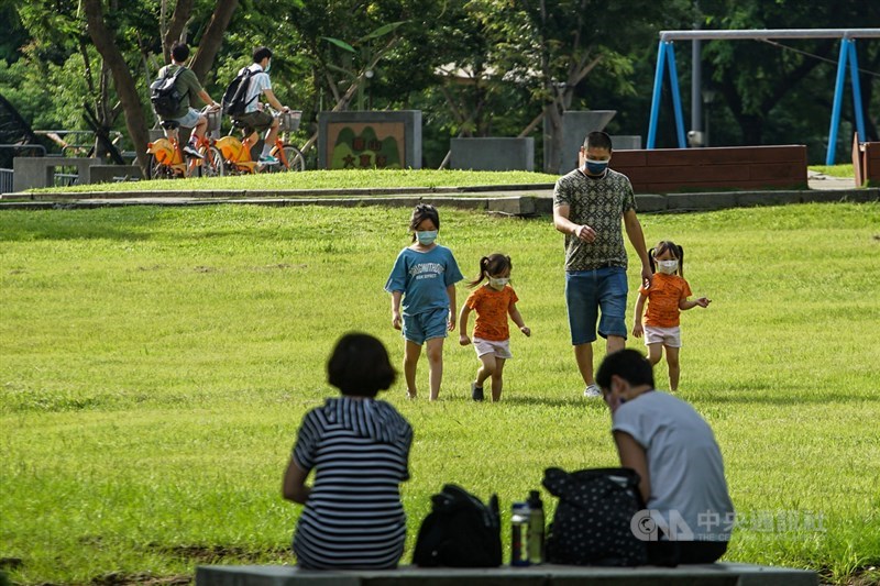 國內19日COVID-19本土病例僅新增1例,再創近期新低紀錄。圖為民眾15日週末假日帶孩童到公園遊玩。(中央社檔案照片)