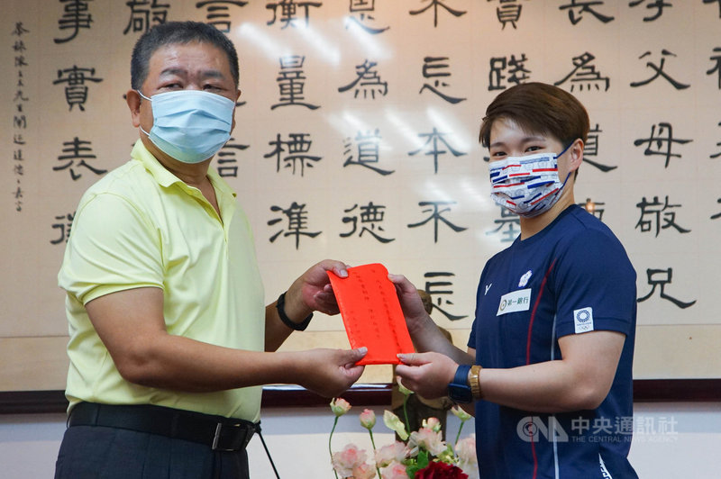 身兼新北市體育總會理事長的新北市議長蔣根煌(左)為鼓勵運動選手,19日在市議會自掏腰包致贈獎勵金,給奧運奪得銅牌的舉重選手陳玟卉(右),肯定選手的優秀表現。中央社記者王騰毅攝 110年8月19日