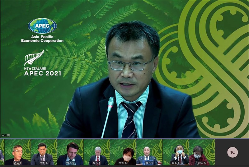 由紐西蘭主辦的亞太經濟合作(APEC)第6屆糧食安全部長會議19日以視訊方式登場,農委會主委陳吉仲(上)會中呼籲APEC經濟體分享糧食產銷相關資訊,並透過促進貿易與共同合作,降低糧食供應不足風險,藉此維護APEC區域糧食安全。(農委會提供)中央社記者楊淑閔傳真 110年8月19日