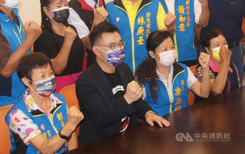 尋求連任的國民黨主席江啟臣(左2)19日來到彰化縣議會,拜會議長謝典林及彰化縣議會國民黨團,尋求支持。中央社記者吳哲豪彰化攝 110年8月19日