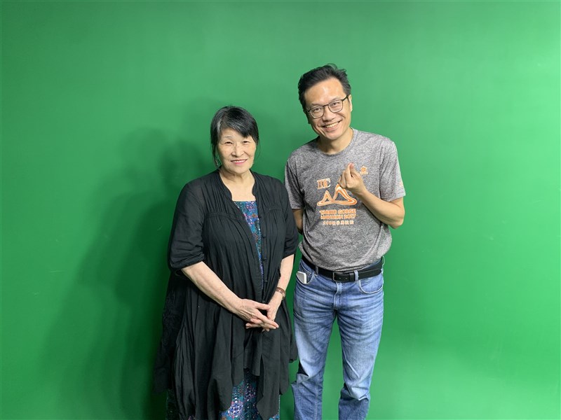 作家袁瓊瓊(左)在中央社Podcast節目「文化普拉斯」中,暢談她的星座人生哲學與寫作祕訣。(中央社)