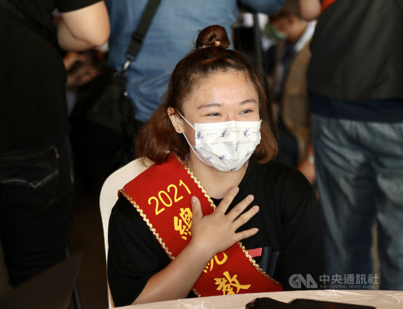 110年總統教育獎得主黃宜甄20日受訪時幽默表示,本來是練短跑,但因身高較矮(目前約144公分),先天條件贏不過別人,後來才改練舉重。她也說,舉重是一個跟自己比賽的運動,目前目標是能參加亞運、奧運,靠自己的努力改善家庭經濟。中央社記者張皓安攝 110年8月20日