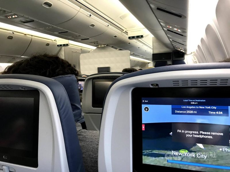 美國聯邦航空總署(FAA)公布數據指出,2021年在飛機上發生的脫序行為將近4000件,其中超過7成與乘客拒戴口罩有關。圖為5月美國國內線班機客艙。中央社記者林宏翰洛杉磯攝 110年8月20日