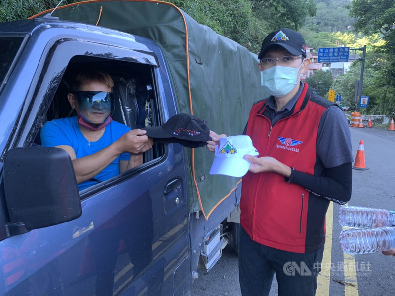 南橫公路梅山口至向陽路段20日開放緊急通行,讓高雄桃源區受困3里民眾可上下山運補物資。(公路總局第三區養護工程處提供)中央社記者蔡孟妤傳真 110年8月20日