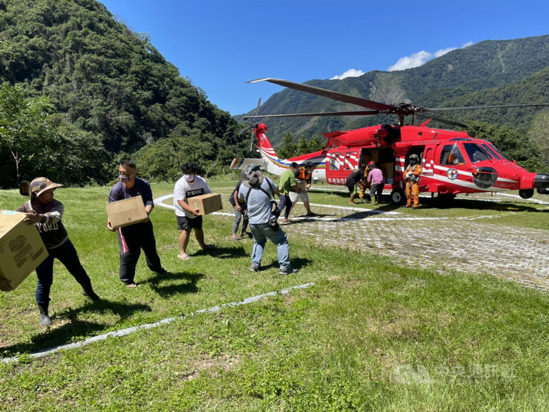 高雄桃源區明霸克露橋斷,內政部空勤總隊直升機持續載送民生物資到受困山區,20日上午也協助載送病患及家屬到醫院救治。(高雄市消防局提供)中央社記者蔡孟妤傳真 110年8月20日