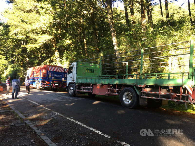 高雄市桃源區因橋斷,導致部分居民受困,南橫公路梅山口至向陽路段20日開放緊急通行,讓困在山區多時的金煌芒果可陸續運出,高市府也啟動運費補助,降低農民負擔。(高雄市農業局提供)中央社記者蔡孟妤傳真 110年8月20日