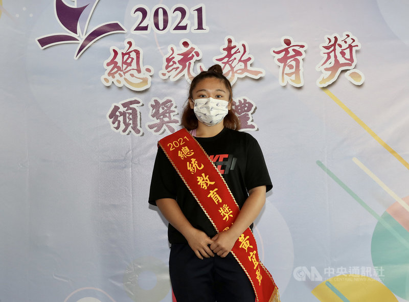 彰化縣社頭國中學生黃宜甄(圖)來自新住民單親家庭,儘管家中經濟困頓,但她未因此受挫,積極投入舉重訓練,曾在全中運打破全國紀錄,總統蔡英文20日致詞時並期許她成為「下一個郭婞淳」。中央社記者張皓安攝 110年8月20日