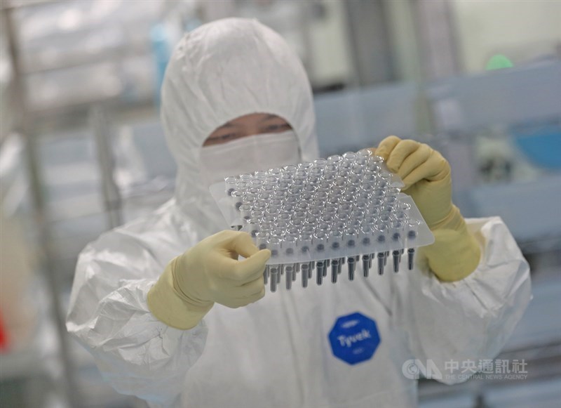 郝龍斌與楊志良向法院聲請停止執行衛生福利部對高端疫苗的緊急使用授權(EUA)處分,台北高等行政法院20日裁定駁回。圖為高端疫苗封裝檢查。(中央社檔案照片)
