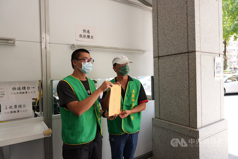 美麗華工會罷工逾百日仍未獲具體結果，工會繼日前到新北市政府陳情後，20日上午再赴新北地方法院表達訴求。新北地院回應，可體諒勞工著急心情，但訴訟有一定時程，法院都有積極進行。中央社記者沈佩瑤攝  110年8月20日