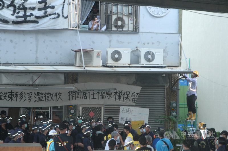 台南鐵路地下化工程全線剩下北區半拆戶黃春香未拆遷,交通部鐵道局20日清晨執行拆除,聲援者聚集在屋內與屋外警力對峙。中央社記者楊思瑞攝 110年8月20日