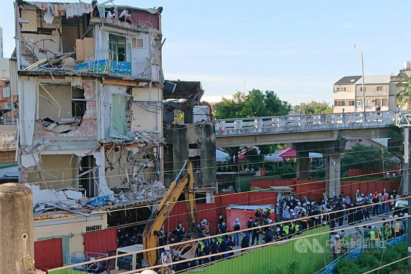 台南鐵路地下化工程全線剩下北區半拆戶黃春香未拆遷,交通部鐵道局20日清晨執行拆除,重機具在屋子後方待命。中央社記者楊思瑞攝 110年8月20日