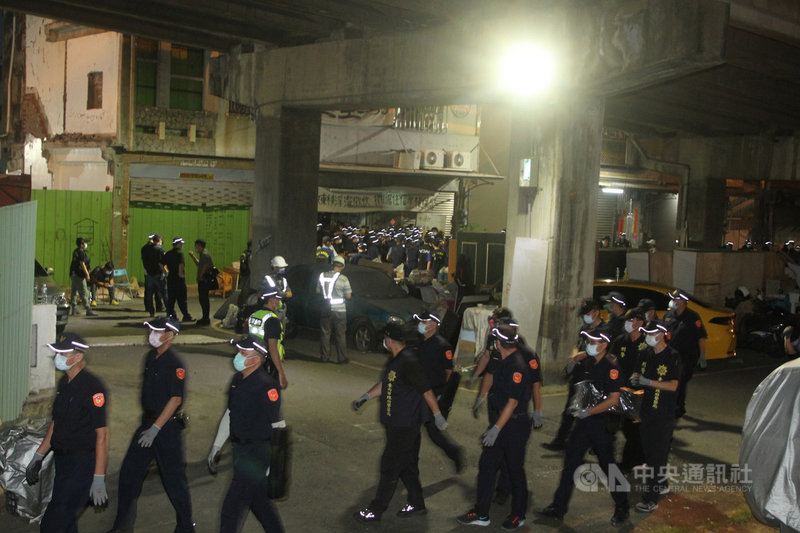 台南鐵路地下化工程全線剩下北區半拆戶黃春香未拆遷,交通部鐵道局20日清晨執行拆除前,大批警力進駐工區周邊。中央社記者楊思瑞攝 110年8月20日