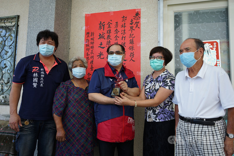 舉重好手郭婞淳奧運奪金,幕後推手教練林敬能(中)功不可沒,林敬能母校新城國小校長黃麗花(右2)、新城鄉民代表林國賢(左)等人20日到他的老家祝賀。中央社記者張祈攝 110年8月20日