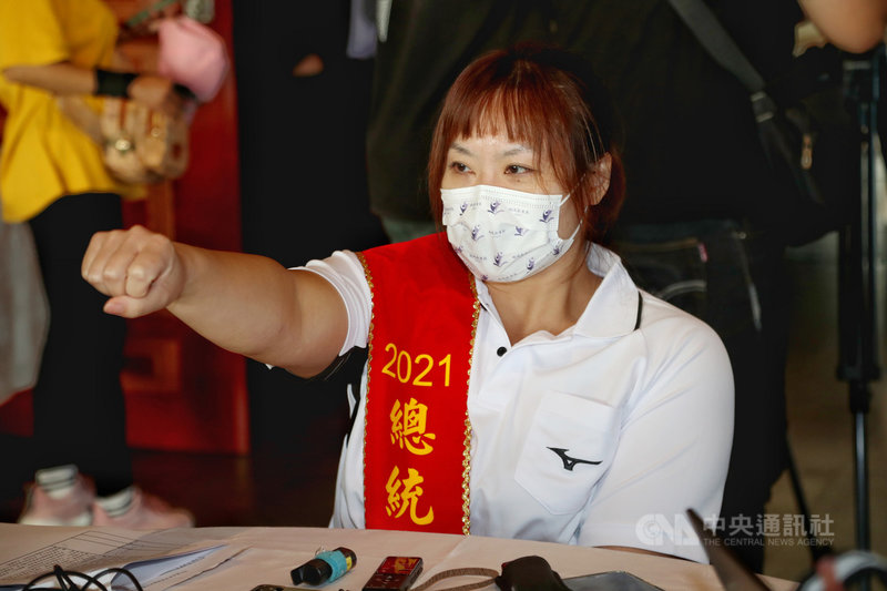 110年總統教育獎20日在台北舉辦頒獎典禮,大專組得主林亞璇也即將參加東京帕運健力項目,她說,她把每次大賽都當成「和自己比賽」,上次里約帕運排第7,這次希望能進到前6名。中央社記者張皓安攝 110年8月20日