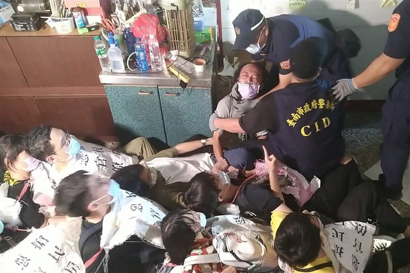 清晨執行拆除前,警力協助將數十名聲援者強制帶出屋外。(黃春香關注組提供)中央社記者楊思瑞台南傳真 110年8月20日