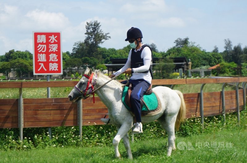 金門縣畜產試驗所現正加緊馴馬作業,將結合休閒旅遊,打造現代觀光牧馬場。畜試所長陳家輝(圖)20日表示,若疫情解封,可望9月間開放民眾騎乘,重振金門牧馬風氣。中央社記者黃慧敏攝 110年8日20日