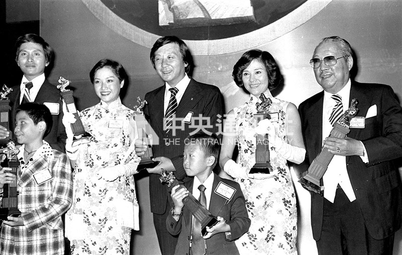 1978年第15屆金馬獎頒獎典禮,獲獎的最佳導演李行(中)、最佳女主角恬妞(左2)、最佳女配角歸亞蕾(右2)、最佳男配角谷名倫(左)、最佳童星黃一龍(前左)和演技優良特別獎童星歐帝(前右)合影。(中央社檔案照片)