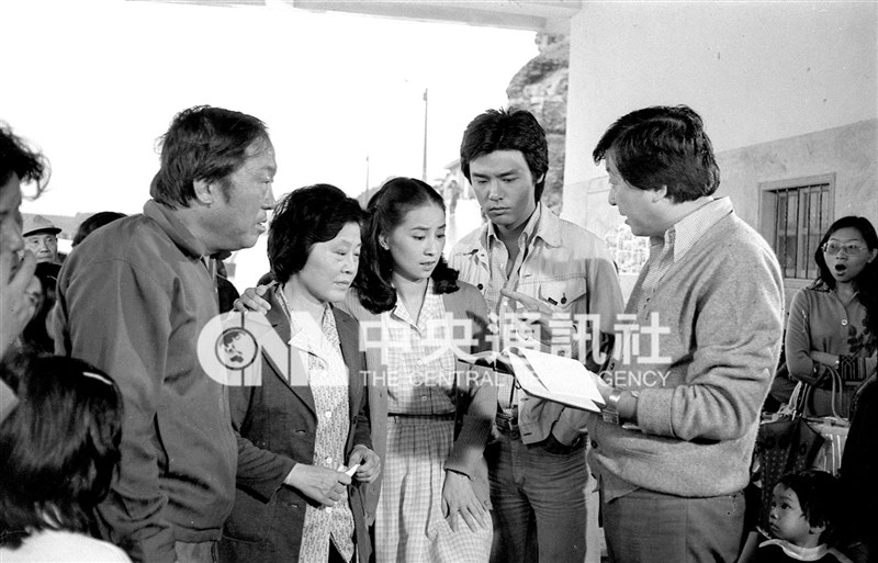 李行(前右2)執導的「早安台北」寫實文藝片,1979年在宜蘭頭城拍攝主戲,李行對演員講解劇情。(中央社檔案照片)