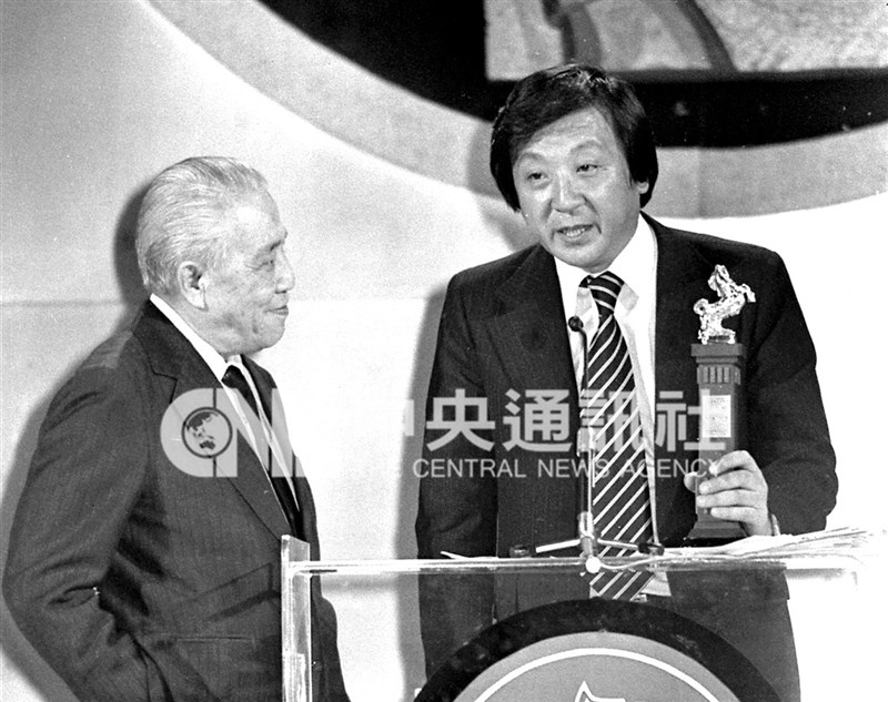 李行（右）在1978年獲第15屆金馬獎最佳導演獎。（中央社檔案照片）