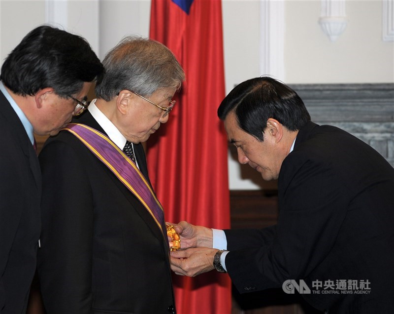 2011年時任總統馬英九(右)在總統府頒授李行(中)「二等景星勳章」,以表彰李行對台灣電影的貢獻。(中央社檔案照片)