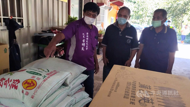 南橫公路明霸克露橋遭沖毀,高雄桃源當地受困多日的布農族人20日越過中央山脈前往台東利稻部落,與花東族人相會並受贈白米等民生物資,展現族人分隔兩地卻仍緊密相連的情感。中央社記者盧太城台東攝 110年8月20日