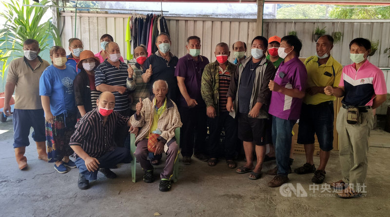 高雄市桃源區台20線勤和至復興路段因明霸克露橋遭溪水沖斷,當地聯外交通受阻,受困多日的布農族人20日越過中央山脈前往台東利稻部落,利稻村民聚集歡迎,共有邱家、古家、謝家3大家族從高雄桃源區到台東利稻部落尋找親人,並領取愛心救援物資。中央社記者盧太城台東攝 110年8月20日