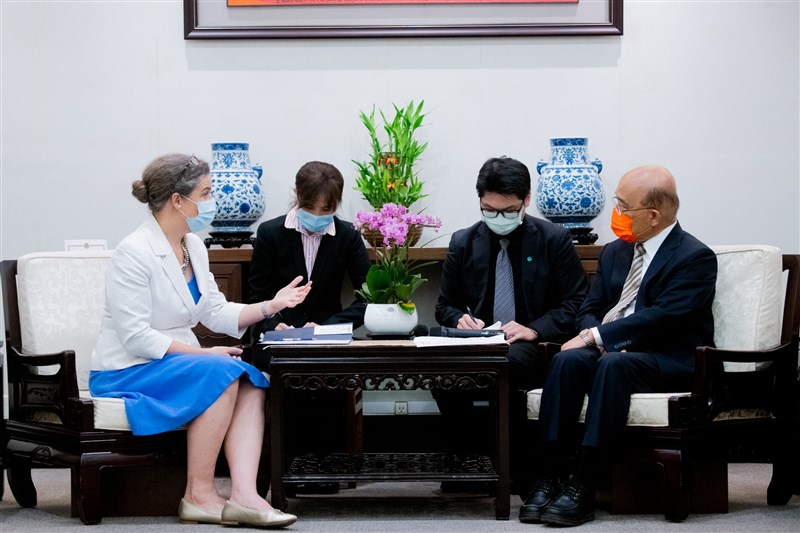 美國在台協會(AIT)20日表示,處長孫曉雅(左)本週繼續拜會台灣官員,討論美台間重要議題。右為行政院長蘇貞昌。(圖取自facebook.com/AIT.Social.Media)
