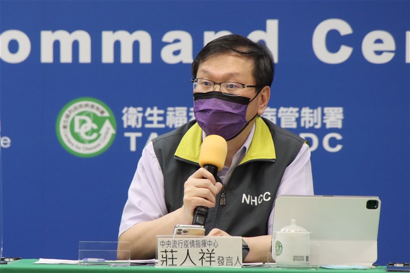 中央流行疫情指揮中心發言人莊人祥12日下午接受媒體聯訪時說明,國內新增3例COVID-19本土個案,當中2人與新北市某幼兒園群聚有關,另1名確診者為北市餐飲業人員,感染源待釐清。(指揮中心提供)