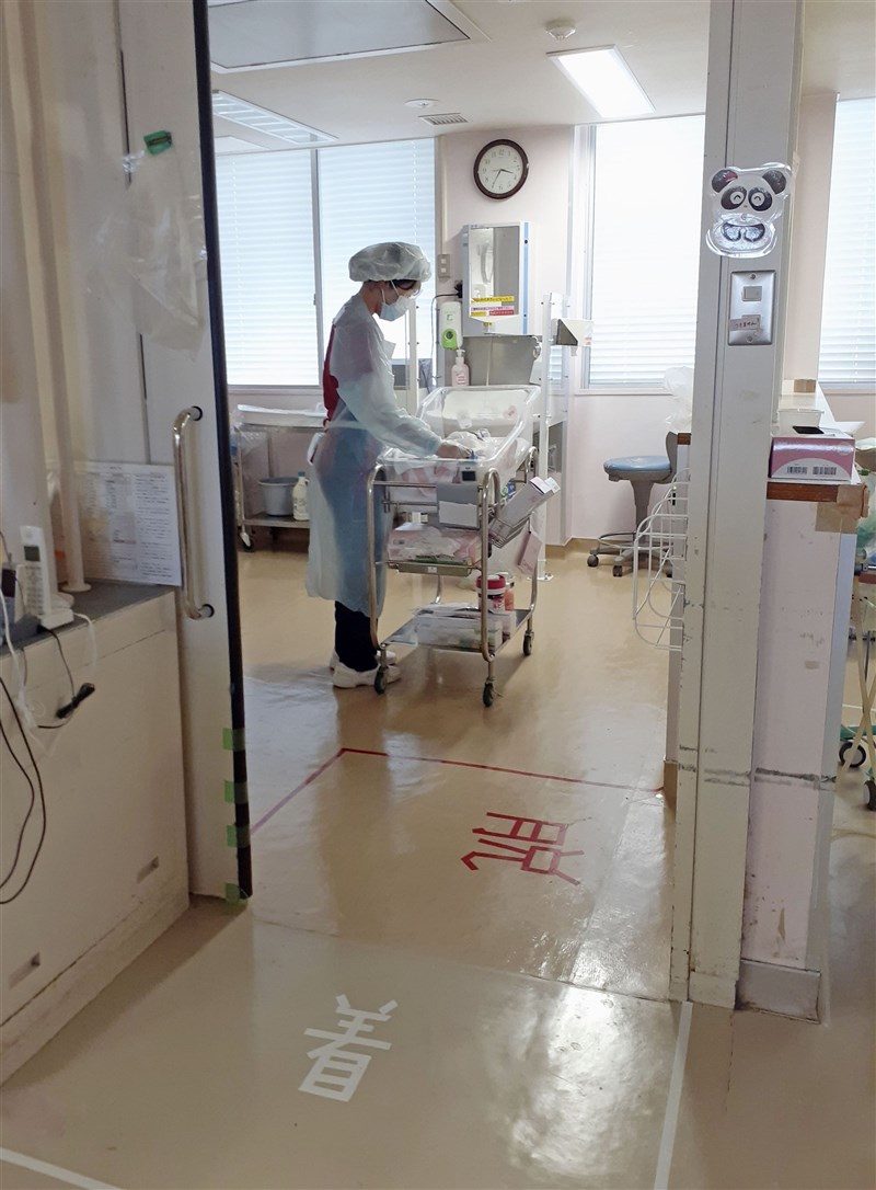 NHK統計,日本20日新增2萬5876例確診、重症患者達1816例,兩者都創下新高紀錄。圖為東京一間醫院為染疫新生兒設置專用病房。(共同社)