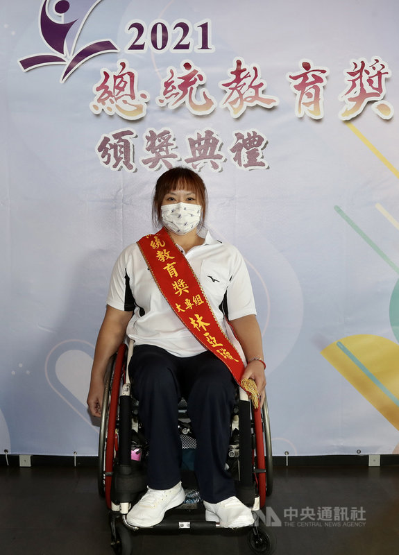 110年總統教育獎最年長得主是45歲、就讀於修平科技大學的林亞璇,她在3歲時因不慎墜樓,胸部以下完全癱瘓,終身須依靠輪椅行走,但她仍努力練習健力運動,如今即將代表台灣參加東京帕運健力項目。中央社記者張皓安攝 110年8月20日
