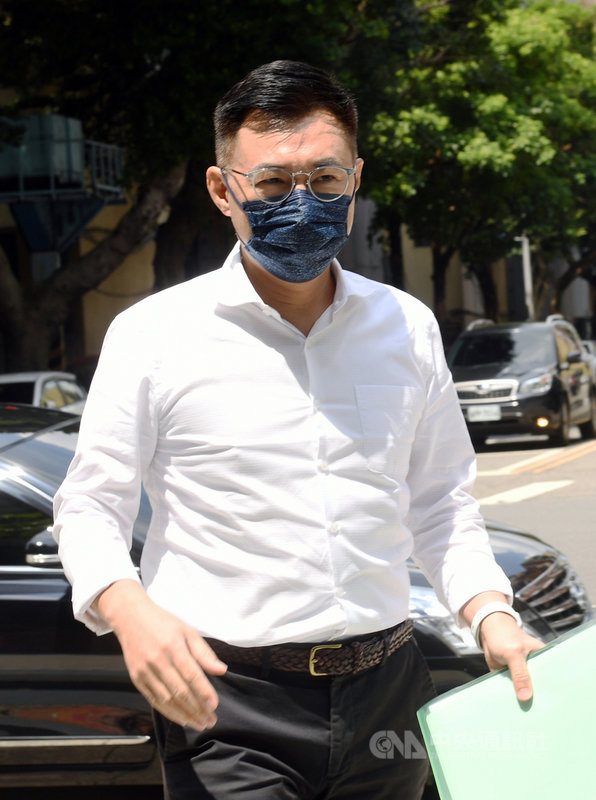 國民黨主席江啟臣(圖)20日前往電台接受廣播節目專訪,對於前新北市長朱立倫指黨主席就是要做好總教練角色;江啟臣說,過去中華職棒興農牛隊的總教練黃忠義,就曾以總教練身分上場打擊,最後擊出滿貫全壘打。中央社記者施宗暉攝 110年8月20日