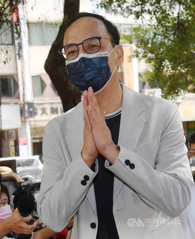 登記參選國民黨主席的前新北市長朱立倫(圖)20日在台北出席銀光未來創新協會活動,面對媒體詢問2022年縣市長選舉是否親征時表示,若擔任黨主席就是要做好總教練角色,如果兼任投手或打擊手,不適合、會分心,也不一定公平。中央社記者施宗暉攝 110年8月20日