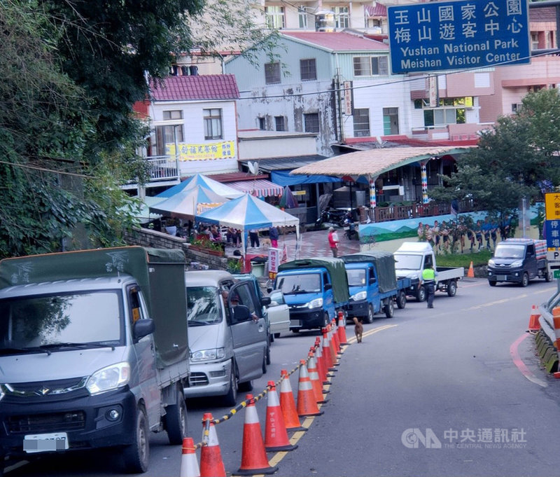 高雄市桃源區3里民眾因聯外道路中斷受困,公路總局20日首度開放台20線南橫公路梅山口至向陽路段供民眾緊急通行。(高雄市原民會提供)中央社記者蔡孟妤傳真 110年8月20日