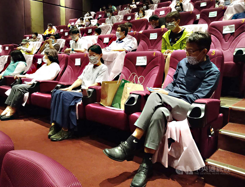 公視團隊與台灣花磚博物館館長徐嘉彬（前右）合力製作紀錄片「花磚而生」，21日在嘉義市舉辦特映會，嘉義市長黃敏惠（前右3）、全片導演婁雅君（前右2）都出席。中央社記者蔡智明攝 110年8月21日
