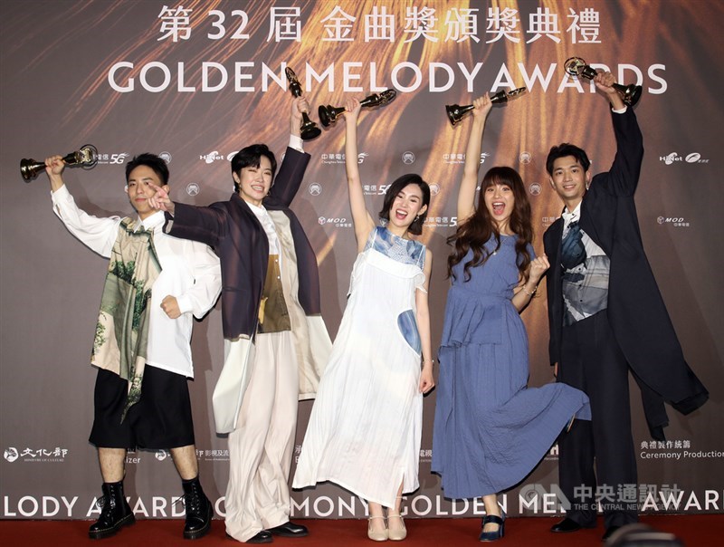 第32屆金曲獎頒獎典禮21日晚間在台北流行音樂中心隆重舉行,最佳演唱組合獎由阿卡貝拉樂團「尋人啟事」奪得。中央社記者張新偉攝 110年8月21日
