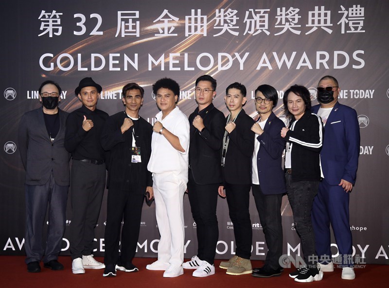 歌手桑布伊(左4)攜手團隊夥伴一同登上紅毯、開心留影。中央社記者張新偉攝 110年8月21日