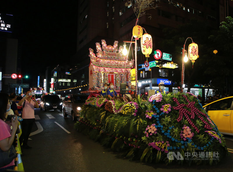 2021辛丑鷄籠中元祭21日晚間在基隆市區進行水燈頭花車遶境祈福活動,各姓氏宗親會花車各自呈現不同風采,吸引民眾駐足欣賞。(基隆市政府提供)中央社記者沈如峰基隆傳真 110年8月21日