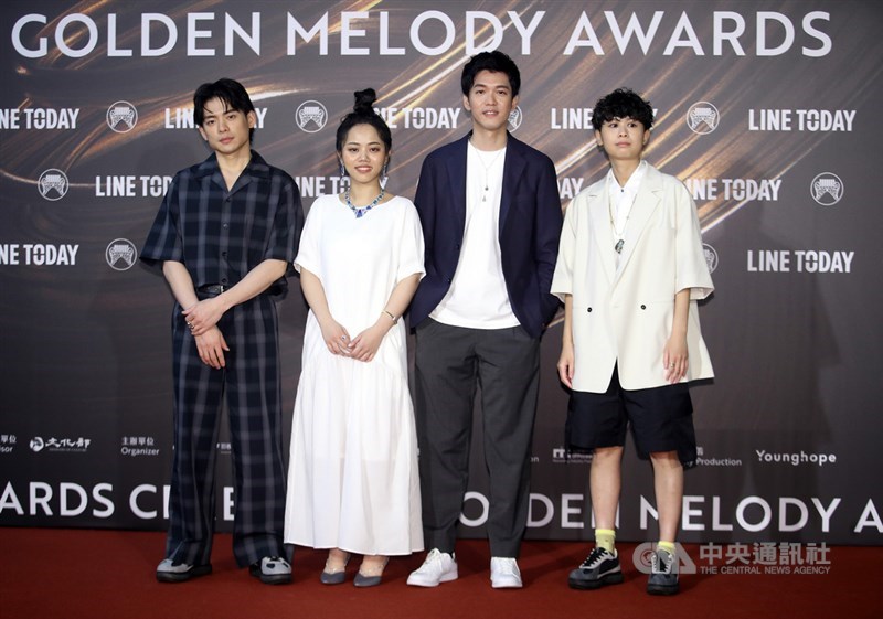 入圍最佳演唱組合獎的「守夜人 Night Keepers 」開心登紅毯。中央社記者張新偉攝 110年8月21日