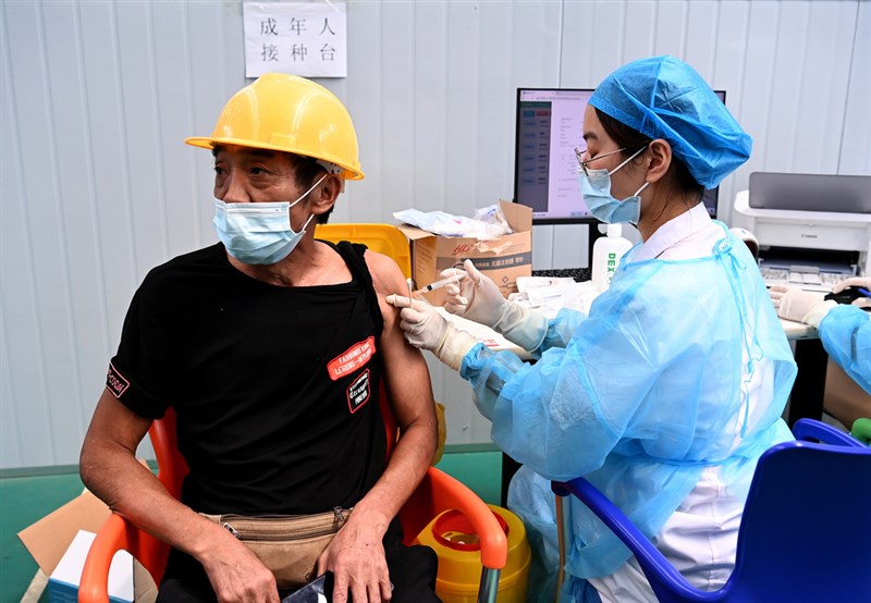中國抗疫專家鍾南山20日指出,COVID-19滅活疫苗或mRNA疫苗,接種之後半年,免疫功能都有明顯的下降。圖為武漢醫護人員18日正為建築工人接種疫苗。(中新社提供)中央社 110年8月20日