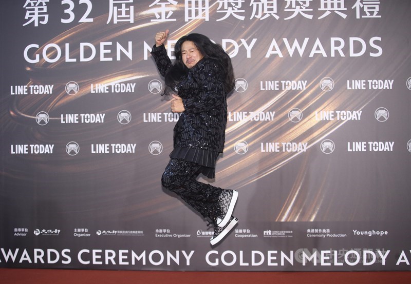 歌手乱彈阿翔應邀擔任頒獎嘉賓,開心留影。中央社記者張新偉攝 110年8月21日