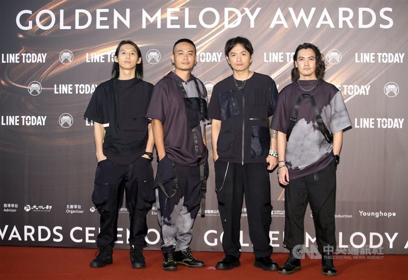 滅火器樂團今年擔任表演嘉賓,盛裝出席金曲獎典禮。中央社記者張新偉攝 110年8月21日