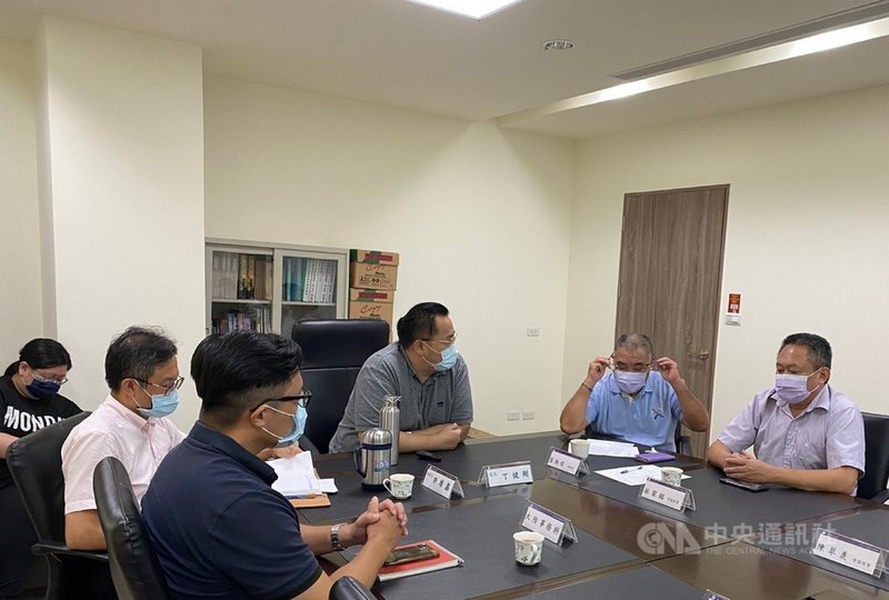 疫情逐漸減緩,金門縣政府觀光處邀集旅行公會人員說明下半年將推出的多項觀光活動,好讓業者提前包裝行程並行銷,為日後觀光市場復甦,提前做好準備。(金門縣政府提供)中央社記者黃慧敏傳真 110年8月21日
