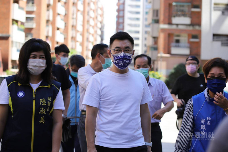 國民黨主席江啟臣(中)21日走訪高雄岡山眷村及出席孫文南院交流茶會,爭取連任支持。中央社記者蔡孟妤攝 110年8月21日